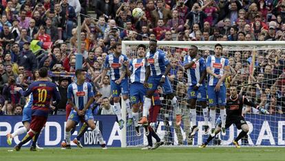 Messi transforma una falta en el primer gol del partit.