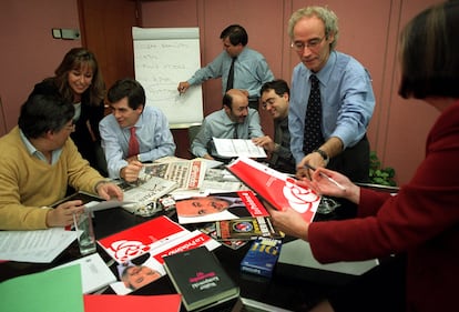 10 de febrero de 2000. Rosa Conde, Ciprià Ciscar, Juan Miguel Márquez, Alfredo Pérez Rubalcaba, Xavier Roig (detrás), José Enrique Serrano, Trinidad Jiménez y Nacho Varela, forman el equipo del PSOE que prepara las Elecciones 2000.