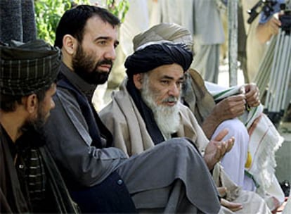 Ahmed Karzai (centro), ayer en Quetta para asistir a una reunión de líderes tribales.