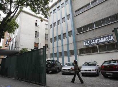 Fachada del instituto público Santamarca, en Chamartín.