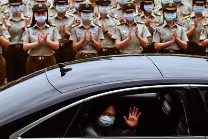 La presidenta Tsai Ing-wen saluda a los militares tras la visita a unas instalaciones, en Taipéi (Taiwán).