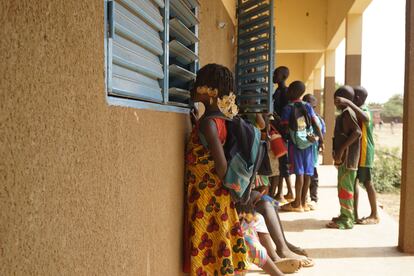 Una niña sigue la clase de los alumnos de tercero de Primaria de la escuela Wend-Pengre de Ouahigouya, la única que pudo comenzar el curso 2023-2024 en la fecha prevista. El resto del alumnado y maestros esperaban todos los días en el patio a que las familias desplazadas que duermen en las otras aulas fueran reubicadas.