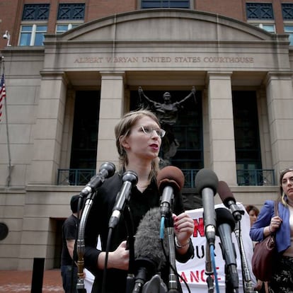 Chelsea Manning atiende a la prensa a la salida de un juzgado de Virginia
 