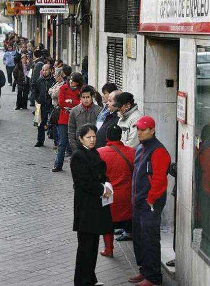 Colas para acceder a una oficina de empleo en Madrid.