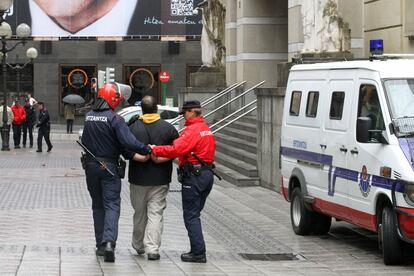 Agentes de la Ertzaintza acompañan a un detenido en Bilbao, en una imagen de archivo.