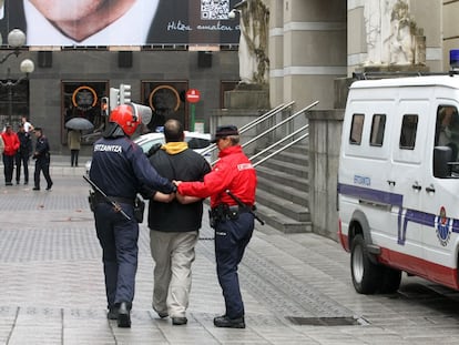 Agentes de la Ertzaintza acompañan a un detenido en Bilbao, en una imagen de archivo.