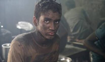 Omar Ali pule una olla en una fábrica de aluminio en Dacca (Bangladesh) por 100 euros al mes.