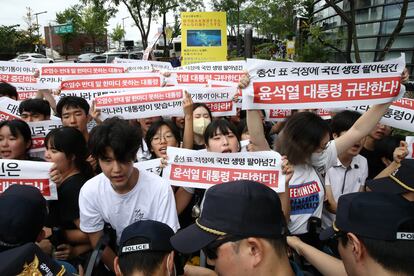 Manifestantes participan en una protesta contra el vertido de agua radiactiva depurada de la central nuclear de Fukushima, frente al edificio que alberga la embajada de japonesa en Seúl (Corea del Sur), este jueves. 