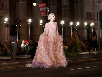 Desfile de Gucci en una calle de Los Ángeles, este martes.