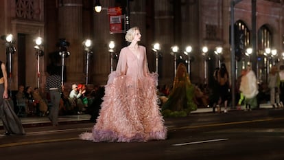 Desfile de Gucci en una calle de Los Ángeles, este martes.