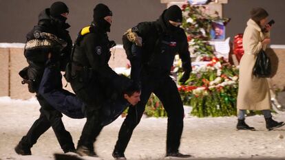 La policía rusa se lleva en volandas a un hombre que depositó flores en el homenaje al disidente Alexéi Navalni en San Petersburgo el 16 de febrero.