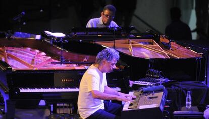 Los grandes pianistas Chick Corea y Herbie Hancock (fondo) cerraron anoche con su concierto el Festival de Jazz de Vitoria-Gasteiz. 