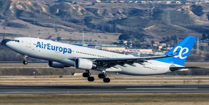Un avión de Air Europa despegando el aeropuerto Adolfo Suárez Madrid-Barajas, el pasado febrero.