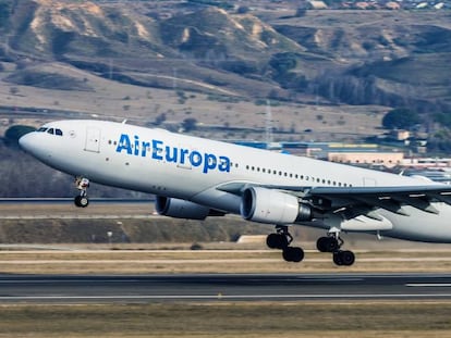 Un avión de Air Europa despegando el aeropuerto Adolfo Suárez Madrid-Barajas, el pasado febrero.