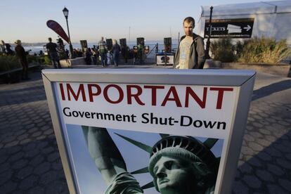 Un hombre frente al cartel que anuncia que la Estatua de la Libertad permanece cerrada, debido al cierre parcial del Gobierno estadounidense, en Nueva York, 1 de octubre de 2013.