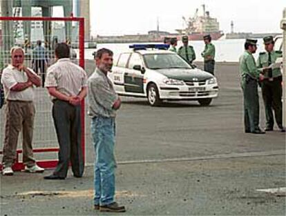 Pescadores y agentes de la Guardia Civil, ayer, durante la protesta en el puerto de Almería.