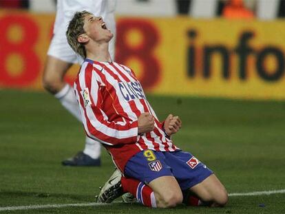 Fernando Torres se lamenta de una ocasión fallada.