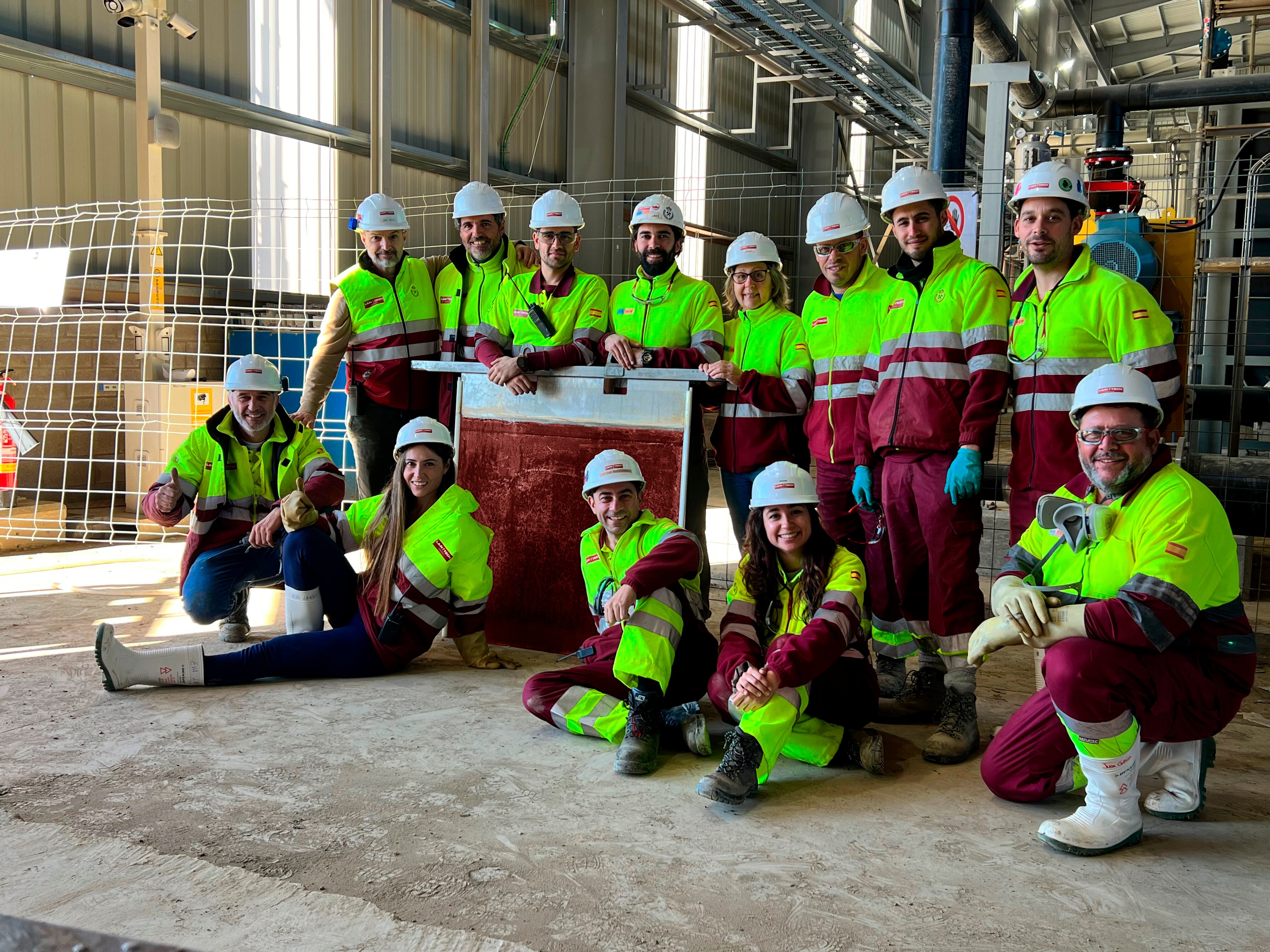 Eva María Laín (segunda por la izquierda), fundadora de Lain Tech, con su equipo. 