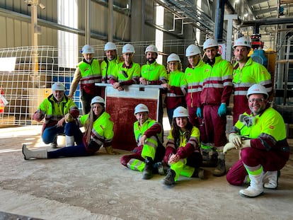 Eva María Laín (segunda por la izquierda), fundadora de Lain Tech, con su equipo. 