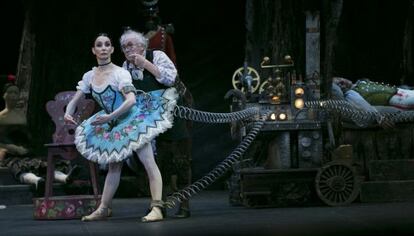 Tamara Rojo, como muñeca articulada, durante la representación de 'Coppélia' en Peralada.