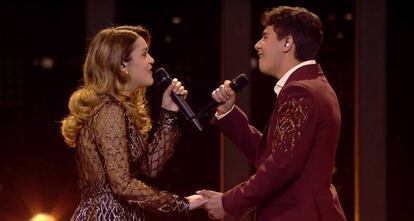 Vestidos vaporosos para ella, esmoquin para él, manos cogidas, sonrisas y amor por los cuatro costados. Así ha sido la actuación de Amaia y Alfred en Eurovisión.