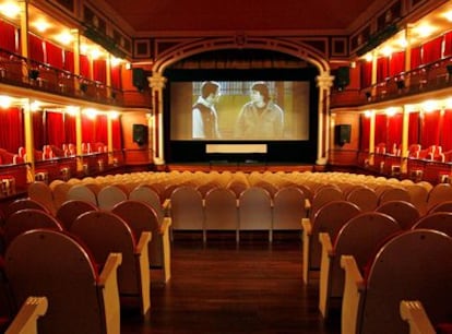 Una proyección de Alcine, el festival de Alcalá de Henares, en su sede del teatro Cervantes.