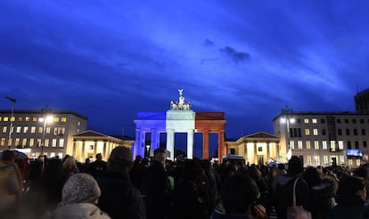 Monumento francês, em Berlim, é iluminado com as cores da bandeira francesa. Centenas de pessoas fazem uma vigília em frente à embaixada da França na capital alemã.