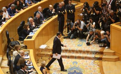 El presidente Mariano Rajoy se encamina a la tribuna de oradores al inicio de la sesión.