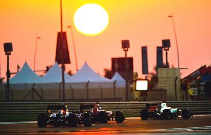 Caida del sol en el circuito de Abu Dhabi.