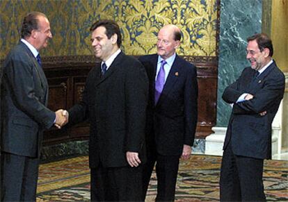 El Rey saluda al primer ministro de Serbia en presencia de Simeón de Bulgaria y Javier Solana, en marzo del año pasado.