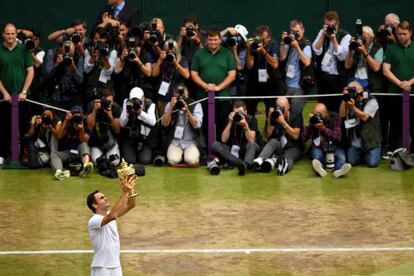 Roger Federer levanta la copa de Wimbledon tras ganar al tenista croata Marin Cilic.