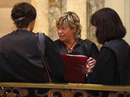 Arantza Zulueta, de frente, en una vista en el Tribunal Supremo en 2009.