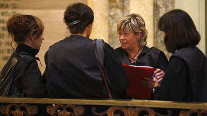 Arantza Zulueta, de frente, en una vista en el Tribunal Supremo en 2009.