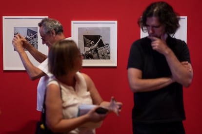 Vista de la exposición 'Antoni Campañà. Iconos escondidos. Las imágenes desconocidas de la guerra de España (1936-1939)', en el Pavillon Populaire de Montpellier. Al fondo, en el centro, se ve la foto de Ana Garbín Alonso tomada por Campañà.