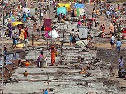 Supervivientes del <i>tsunami</i> en la población india de Madrás el pasado miércoles.