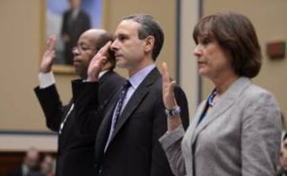 La encargada de la unidad de organizaciones exentas de impuestos del Servicio de Impuestos Internos (IRS) de EE.UU., Lois Lerner (d), el antiguo comisionado del IRS, Douglas Shulman (c), y el inspector general del Departamento del Tesoro de EE.UU., J. Russell George (i), hacen un juramento durante el Comité de Reformas y Supervisión.