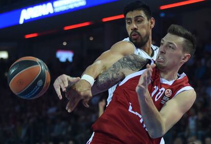 Ayón y Theis pugnan por el balón