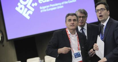 El ministro de Finanzas griego Euclid Tsakalotos, a la izquierda.