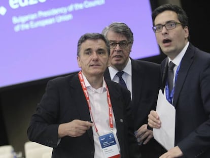 El ministro de Finanzas griego Euclid Tsakalotos, a la izquierda.