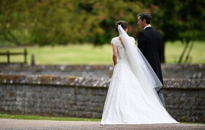 Pippa Middleton y James Matthews abandonan la Iglesia donde esta mañana han contraído matrimonio.