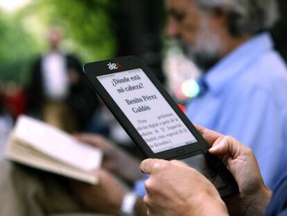 Un lector maneja un libro electrónico.