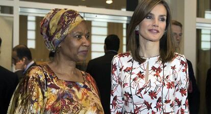 La Reina Letizia junto a la directora ejecutiva de ONU Mujeres, Phumzile Mlambo Ngcuka, durante una reuni&oacute;n en Nueva York la pasada semana. 