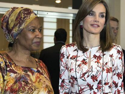 La Reina Letizia junto a la directora ejecutiva de ONU Mujeres, Phumzile Mlambo Ngcuka, durante una reuni&oacute;n en Nueva York la pasada semana. 