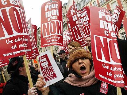 Trabajadores de la central sindical CGT se manifiestan en París en contra el proyecto gubernamental de aumentar la jornada semanal de 35 horas.