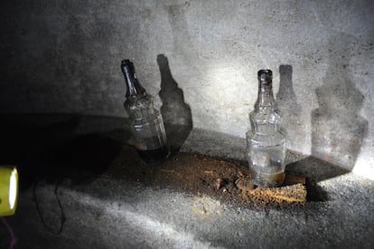 Dos de las botellas, que conservan licor todavía, localizadas en el lugar donde fueron abandonadas en 1939.