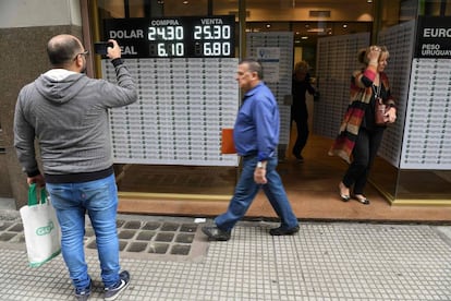 La pantalla de una casa de cambio de Buenos Aires muestra la cotización del dólar del lunes.