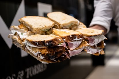 Bandeja con triángulos, el sándwich de jamón cocido, el más vendido del bar Eme.