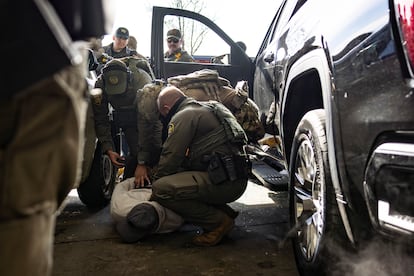 Agentes de ICE en una redada migratoria fuera de un Home Depot en Evanston, Illinois, el 17 de diciembre.