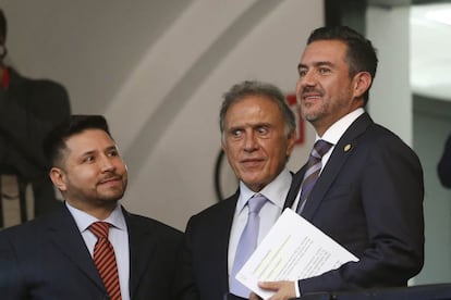 Miguel Ángel Yunes Linares, padre, y Miguel Ángel Yunes Márquez, hijo, este martes en la sede del Senado en Xicohténcatl.