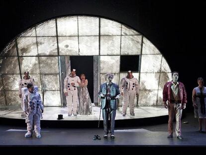 El montaje de la ópera <i>Amb els peus a la Lluna</i>, durante un ensayo en el Teatre Lliure.